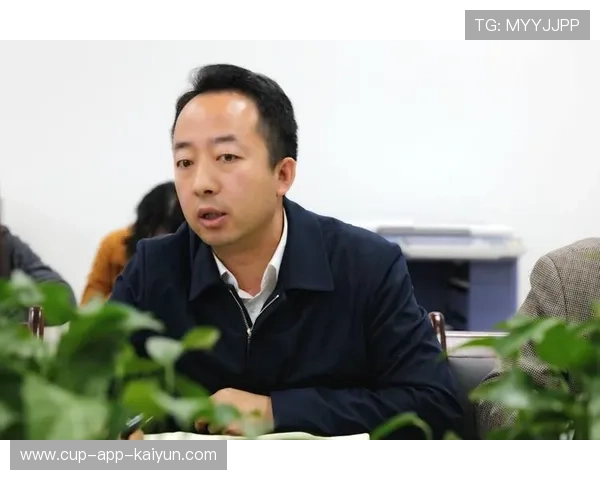 琑员如何在赛季中处理媒体与公众关系，媒体工作人员